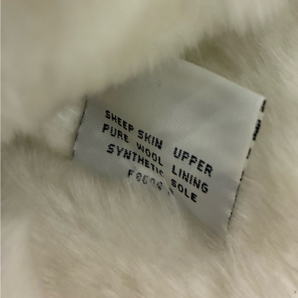 UGG NWOT Classic Bailey Button Suede Boots in Sand Size 7 - Picture 6 of 6